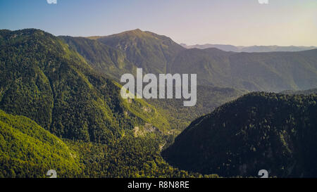 Erstaunliche Natur Landschaft mit Blick auf den See Ritsa, Abchasien Aerial View Resort Stadt Gagra, Abchasien, Georgien Stockfoto