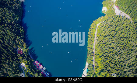 Erstaunliche Natur Landschaft mit Blick auf den See Ritsa, Abchasien Aerial View Resort Stadt Gagra, Abchasien, Georgien Stockfoto