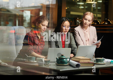Studierende, die auf Laptops Stockfoto
