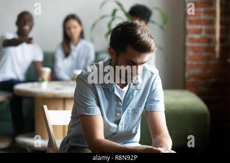 Junge Menschen leiden unter Klatschen umgekippt, Mobbing Stockfoto