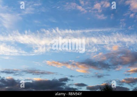 Bunte Wolken vor blauem Himmel bei Sonnenuntergang, niemand. Stockfoto