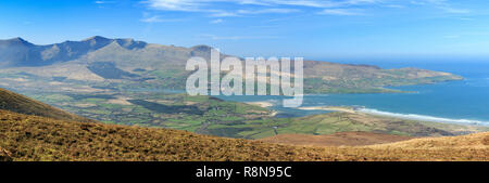 Auf der Suche nach Westen Richtung Brandon Punkt von den Hängen des Beenoskee Berg auf der Halbinsel Dingle in der Grafschaft Kerry, Irland Stockfoto