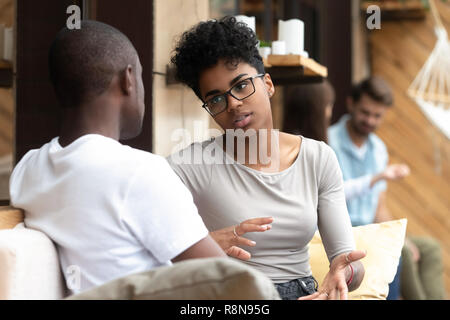 Schwere afrikanische amerikanische Frau im Gespräch mit den Menschen im Cafe Stockfoto