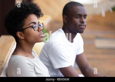 Schwere afrikanische amerikanische Frau im Cafe sitzen, dista Stockfoto