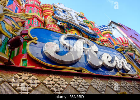 Bunte Fassade der Amerikanischen Bar und Cafe Ren in Shinjuku, Tokyo, Japan Stockfoto