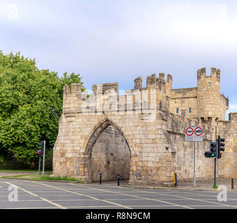Walgate Bar, einem alten Eingang der Stadt York. Jetzt in der Nähe einer Kreuzung mit Ampel und Fahrbahnmarkierungen. Stockfoto