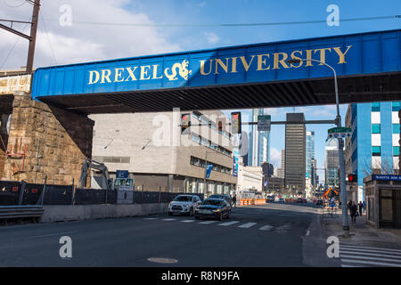 Der Drexel Universität Eisenbahnbrücke auf der Market Street, Philadelphia, Pennsylvania, USA Stockfoto