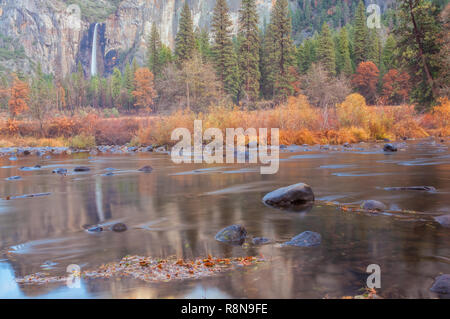 Die Bridal Veil Falls und seiner Reflexion der Merced River im Yosemite National Park, Kalifornien, USA, im Herbst. Stockfoto