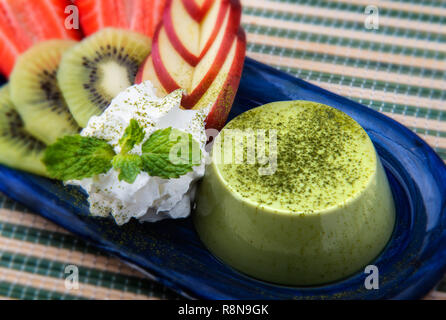 Matcha Pudding pudding Servieren mit Früchten. Stockfoto