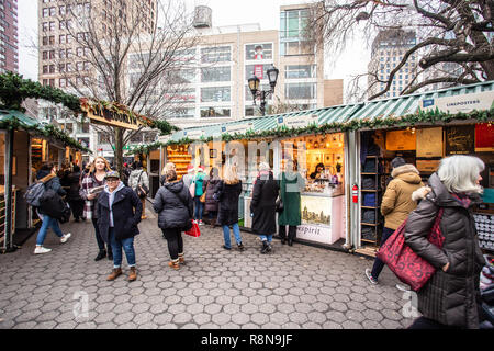 NEW YORK CITY - Dezember 14, 2018: Blick von Menschen Christmas Shopping im Union Square Greenmarket und Urlaub Markt Boutiquen in Manhattan Stockfoto