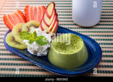 Matcha Pudding pudding Servieren mit Früchten. Stockfoto