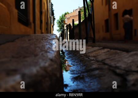 Schönheit kann in den ausgefallensten Plätzen gefunden werden. Eine malerische Stadt in Remuzat, Frankreich hat ebenso malerischen kopfsteingepflasterten Straßen. Stockfoto