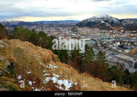 Blick auf Bergen von Mount Floyen im Januar. Stadtbild mit Fjord und die Berge. Norwegen, Skandinavien. Stockfoto