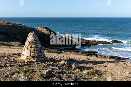 Cairn, Haufen von Steinen an der Küste von Port Guibello in Saint-Pierre-Quiberon (Morbihan, Frankreich) Stockfoto