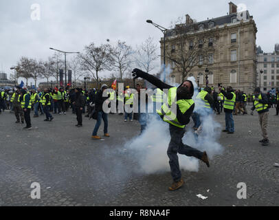 Dezember 08, 2018 - Paris, Frankreich: Gelb Zusammentreffen mit französischen Bereitschaftspolizei auf der Champs-Elysees avenue. Einige Demonstranten versuchten Barrikade mit brennenden Weihnachtsbäumen, bevor Sie reißen vergast und verteilt, die von der Polizei zu errichten. Manifestation des Gilets Jaunes du 8 Dezember ein Paris, l'acte IV de leur Mobilisierung. *** Frankreich/KEINE VERKÄUFE IN DEN FRANZÖSISCHEN MEDIEN *** Stockfoto