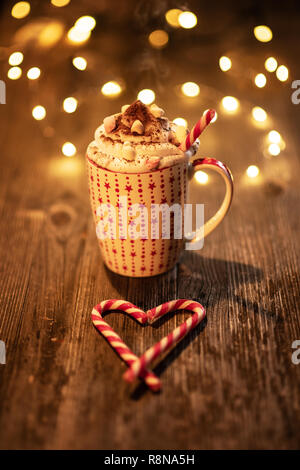 Becher mit heißer Schokolade und Süßigkeiten sticks Stockfoto