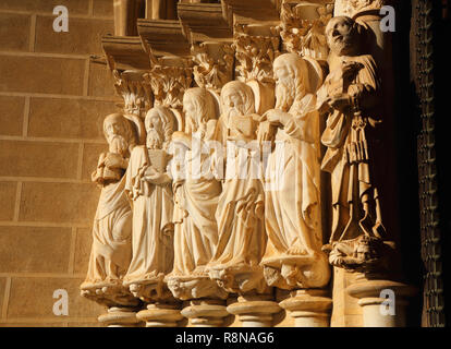 Portugal, Alentejo, Évora historische Zentrum. Sculpted Marmor Figuren an der Kathedrale von Evora Eingang. UNESCO-Weltkulturerbe. Stockfoto