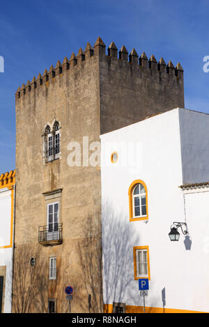 Portugal, Alentejo, Évora historische Zentrum. Turm und Fassade zum Weltkulturerbe der UNESCO gehört. Stockfoto