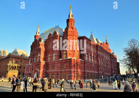 Moskau, Russland - November 16, 2018: Touristen, die in der Staatlichen Historischen Museum auf dem Roten Platz, das grösste nationale historische Museum von Russland, Fou Stockfoto