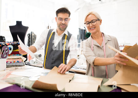 Schneider genießen Arbeiten im Atelier Stockfoto