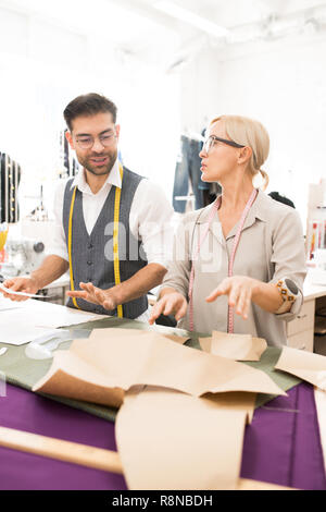 Schneider Kleidung Diskutieren im Atelier Stockfoto