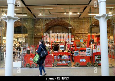 Hamleys Toy Shop am Bahnhof St Pancras in der Kings Cross Bereich Leute einkaufen an Weihnachten in London UK KATHY DEWITT Stockfoto