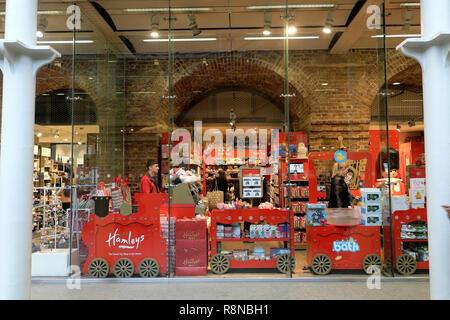 Hamleys Spielzeugladen am Bahnhof St Pancras in der Kings Cross Gegend Menschen einkaufen zu Weihnachten in London England Großbritannien KATHY DEWITT Stockfoto
