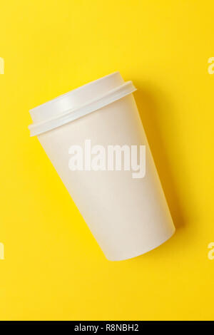 Einfach flach design Papier Kaffeetasse auf Gelb bunte trendy Hintergrund. Takeaway drink Container. Guten Morgen aufwachen wach Konzept. Vorlage o Stockfoto