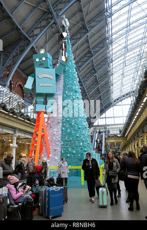 Tiffany & Co Weihnachtsbaum und Roboter und Menschen in der Shopping Mall am St. Pancras International Railway Station in London UK KATHY DEWITT Stockfoto