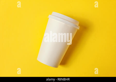 Einfach flach design Papier Kaffeetasse auf Gelb bunte trendy Hintergrund. Takeaway drink Container. Guten Morgen aufwachen wach Konzept. Vorlage o Stockfoto