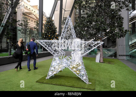 Weihnachtsdekoration außerhalb des Leadenhall Bürogebäude in der Innenstadt von London UK KATHY DEWITT Stockfoto