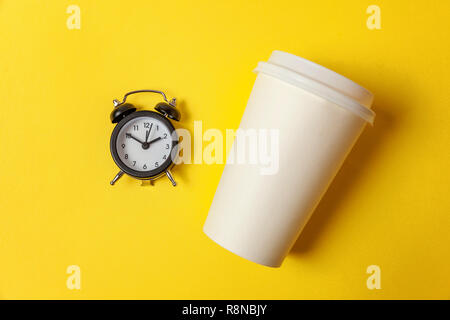 Einfach flach design Papier Kaffeetasse und Wecker auf Gelb bunte trendy Hintergrund. Imbiss und Getränke Frühstück trinken. Guten Morgen Stockfoto