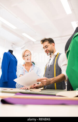 Zwei Designer im Atelier Stockfoto
