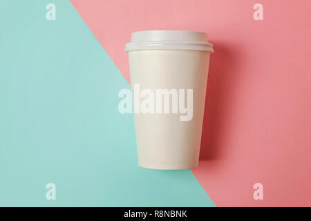 Einfach flach design Papier Kaffeetasse auf blau rosa Pastell farbenfrohen trendigen Hintergrund. Takeaway drink Container. Guten Morgen aufwachen wach Konzept. Stockfoto