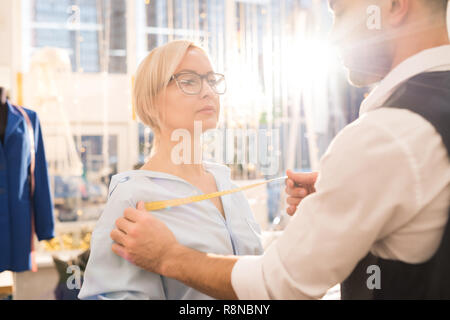 Männliche maßgeschneiderte Mess- Client Stockfoto