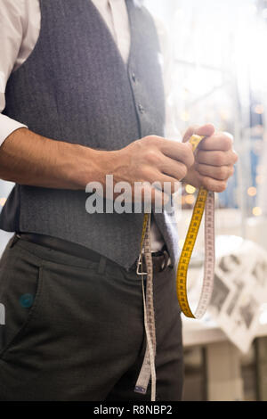 Tailor Holding Maßband Nahaufnahme Stockfoto