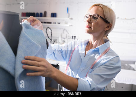 Maßgeschneiderte Kleidung entwerfen Stockfoto