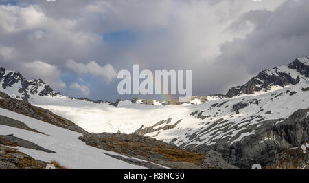 Regenbogen über verschneite Berge und Gletscher, Neuseeland Stockfoto