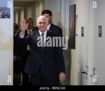 U.S. Vice President Mike Pence Wellen wie er kommt mit NASA-Mitarbeiter zu treffen, um die Fortschritte zur Raumfahrtpolitik Richtlinie 1 bei der NASA Hauptquartier Dezember 12, 2018, Washington, DC zu diskutieren. Stockfoto