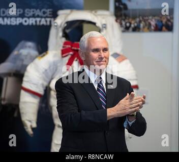 U.S. Vice President Mike Pence applaudiert nach einer Diskussion über die Fortschritte in der Raumfahrtpolitik Richtlinie 1 bei der NASA Hauptquartier Dezember 12, 2018 in Washington, DC. Stockfoto