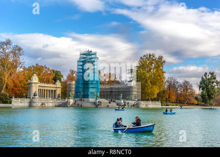 Madrid, Spanien - 18 November 2017 - Touristen Spaß im Buen Retiro Park, einer der größten Parks der Stadt Madrid, Spanien. Stockfoto