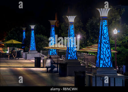 Decatur Square wird dargestellt, bei Nacht, 4. Juni 2014, in Decatur, Georgia. Decatur hatte eine Bevölkerung von 19,335 bei der Volkszählung 2010. Stockfoto