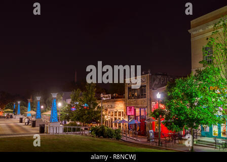 Decatur Square wird dargestellt, bei Nacht, 4. Juni 2014, in Decatur, Georgia. Decatur hatte eine Bevölkerung von 19,335 bei der Volkszählung 2010. Stockfoto