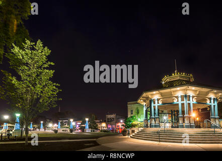 Decatur's Square Gazebo und Musikpavillon wird dargestellt, bei Nacht, 4. Juni 2014, in Decatur, Georgia. Stockfoto