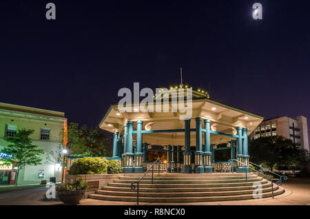 Decatur's Square Gazebo und Musikpavillon wird dargestellt, bei Nacht, 4. Juni 2014, in Decatur, Georgia. Stockfoto