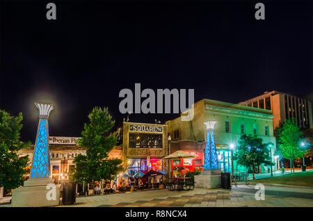 Decatur Square wird dargestellt, bei Nacht, 4. Juni 2014, in Decatur, Georgia. Decatur hatte eine Bevölkerung von 19,335 bei der Volkszählung 2010. Stockfoto