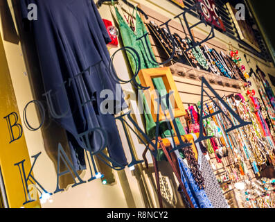 Ein Fenster wird dargestellt, in der Boutique Karma, 4. Juni 2014, in Decatur, Georgia. Stockfoto