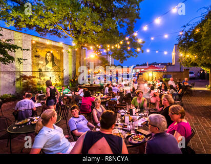 Diners auf der Terrasse zurück an Raging Burrito in Decatur, Georgia, 4. Juni 2014 entspannen. Stockfoto