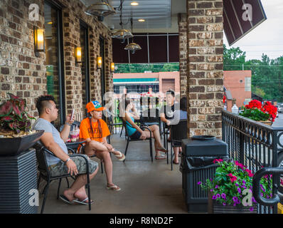 Kunden auf der Terrasse bei Sweet Hütte Bäckerei und Cafe, 29. Mai 2014, in Atlanta, Georgia zu sozialisieren. Süße Hütte, eine Boutique Bäckerei und Bistro. Stockfoto