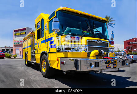 Yellow Fire Truck aus dem Clark County Fire Department auf der Straße in Las Vegas geparkt Stockfoto